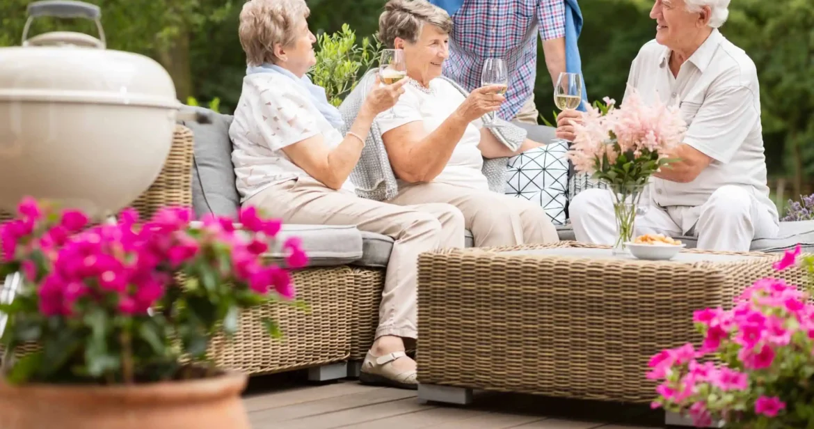 a group of seniors enjoyin a social gatherig outdoors at a luxury assisted living facility in scottsdale